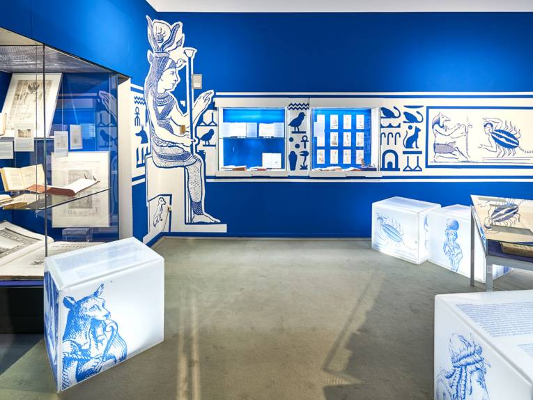 Blick in die Ausstellung "O Isis und Osiris" im Museum August Kestner